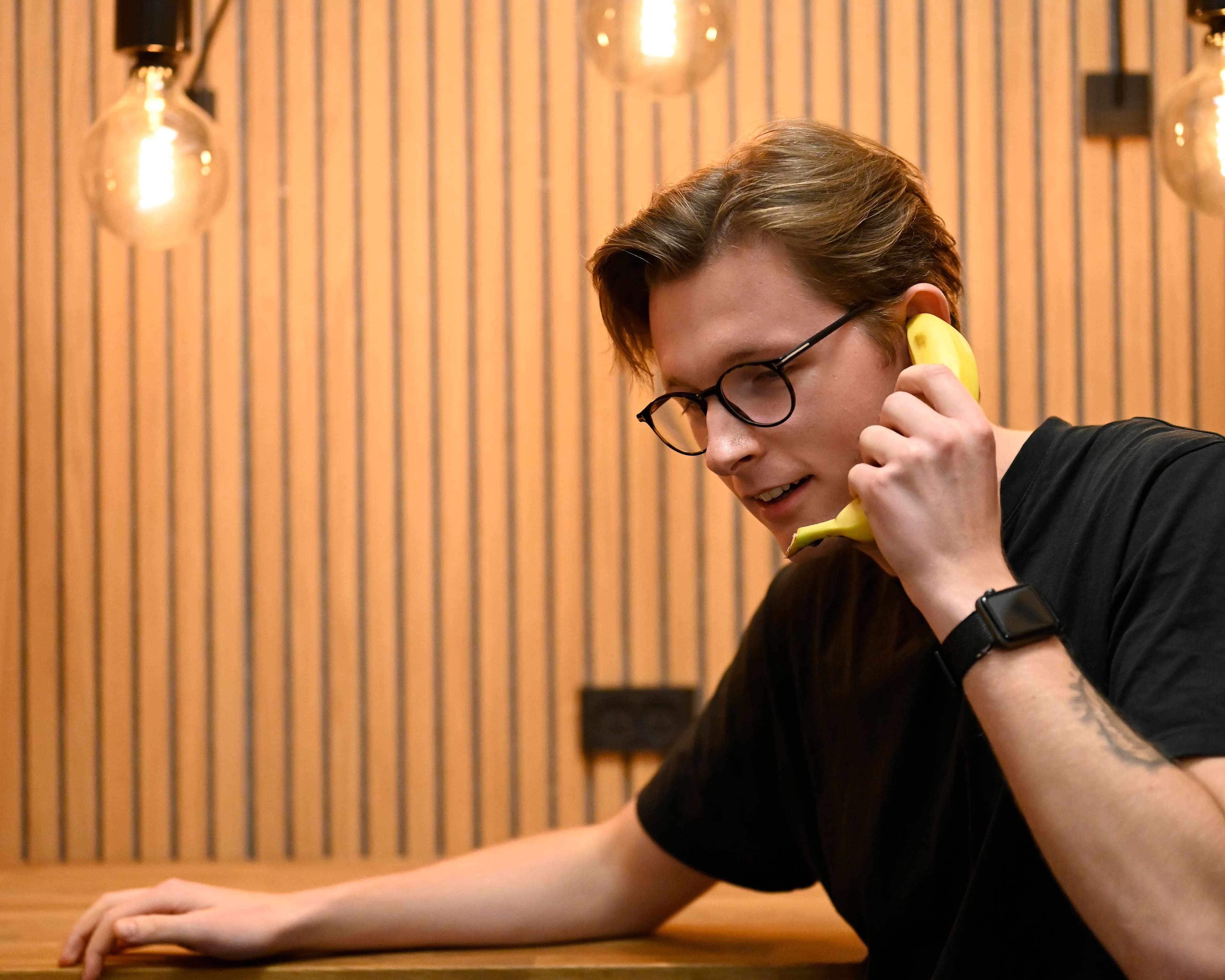 Mikkel på banan telefonen