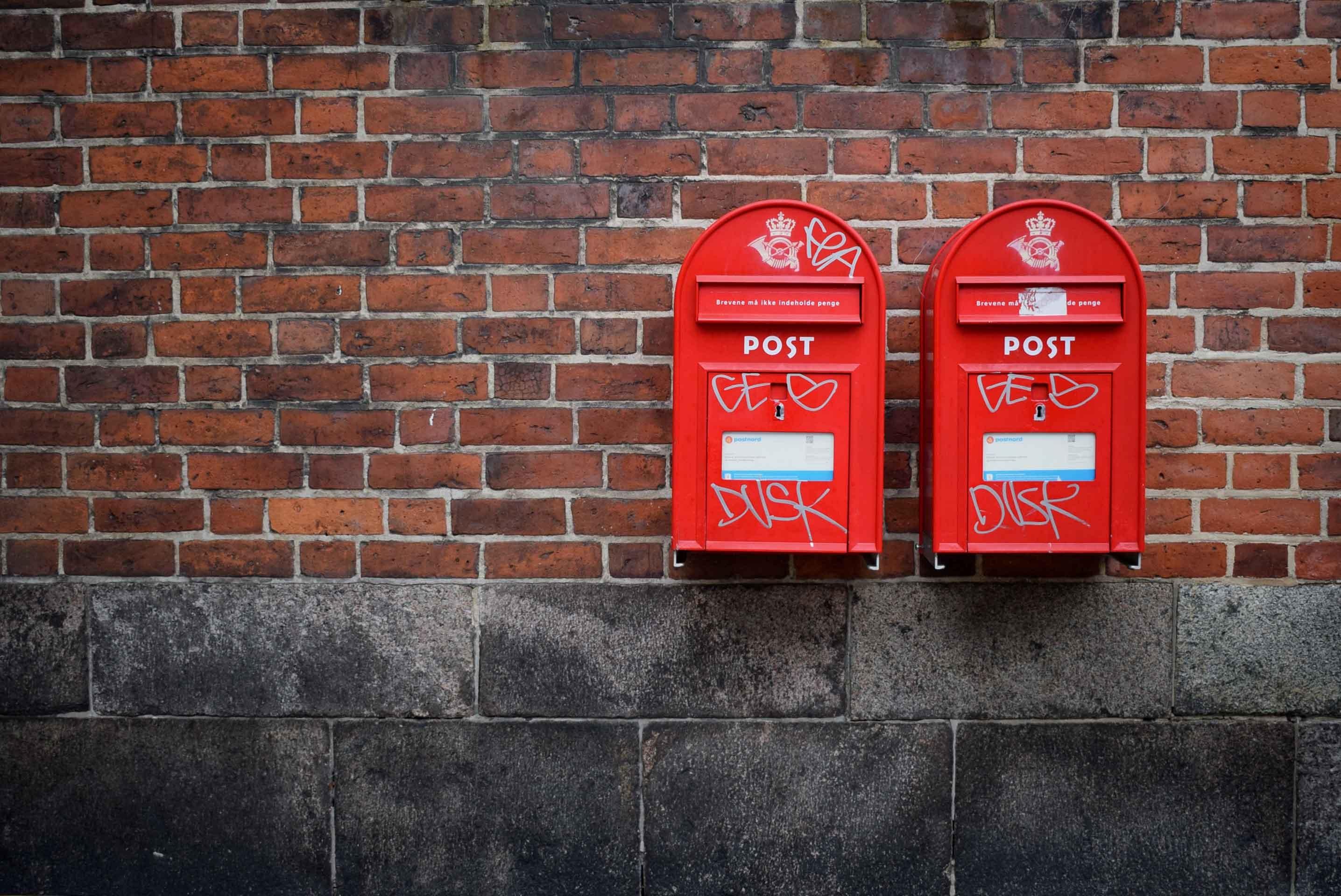 Billede af to postkasser på en mur
