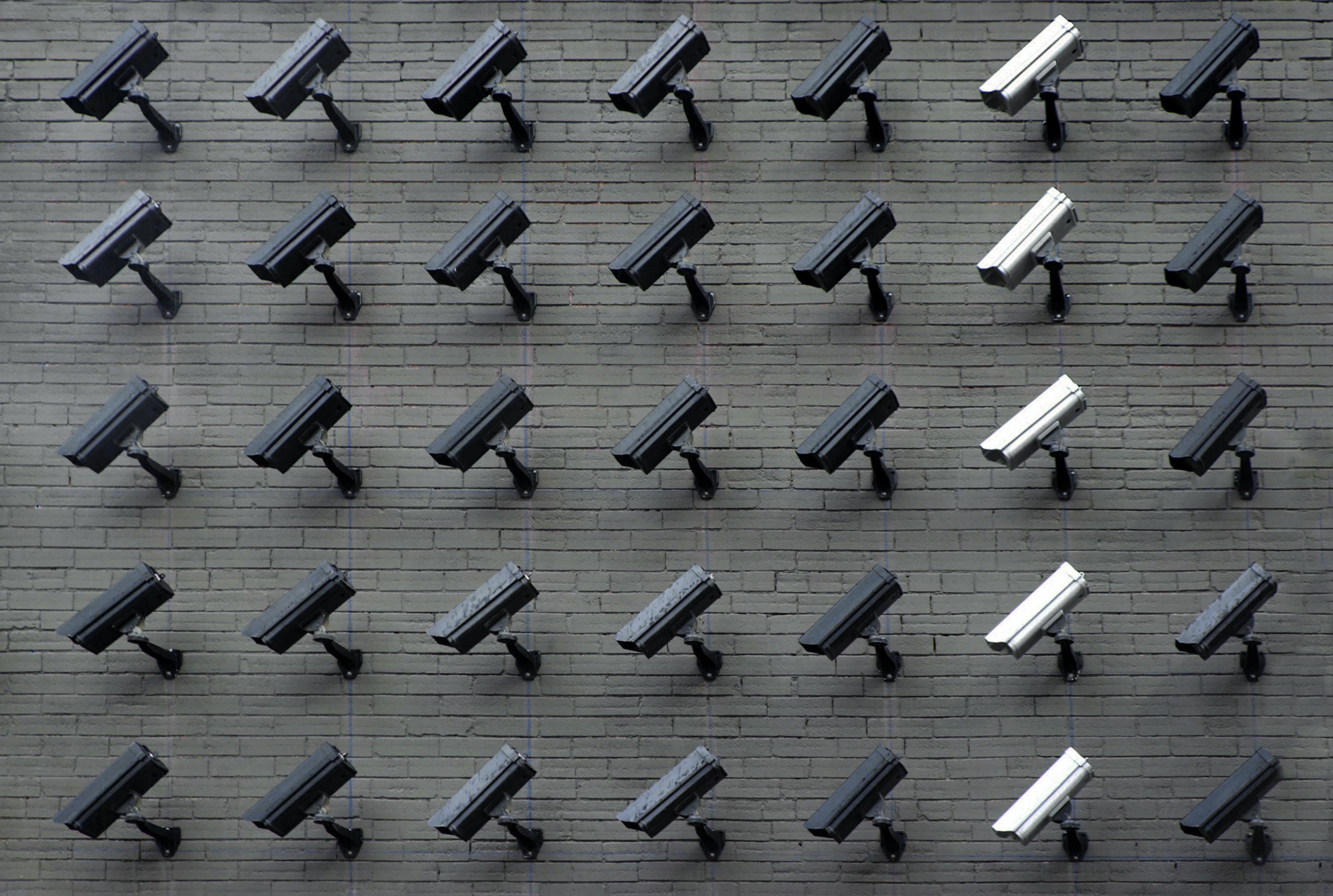 Billede af en masse kameraer for at illustrere, at det handler om overvågning